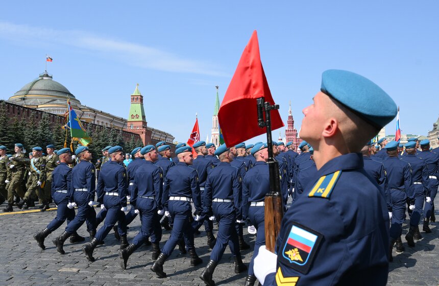 В День ВДВ в Москве прошел крестный ход и показательные выступления 39 фото