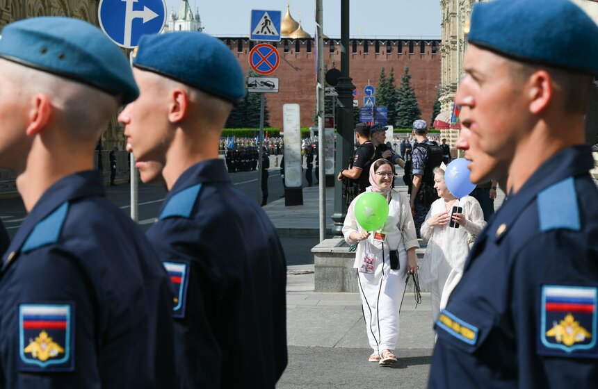 В День ВДВ в Москве прошел крестный ход и показательные выступления 4 фото