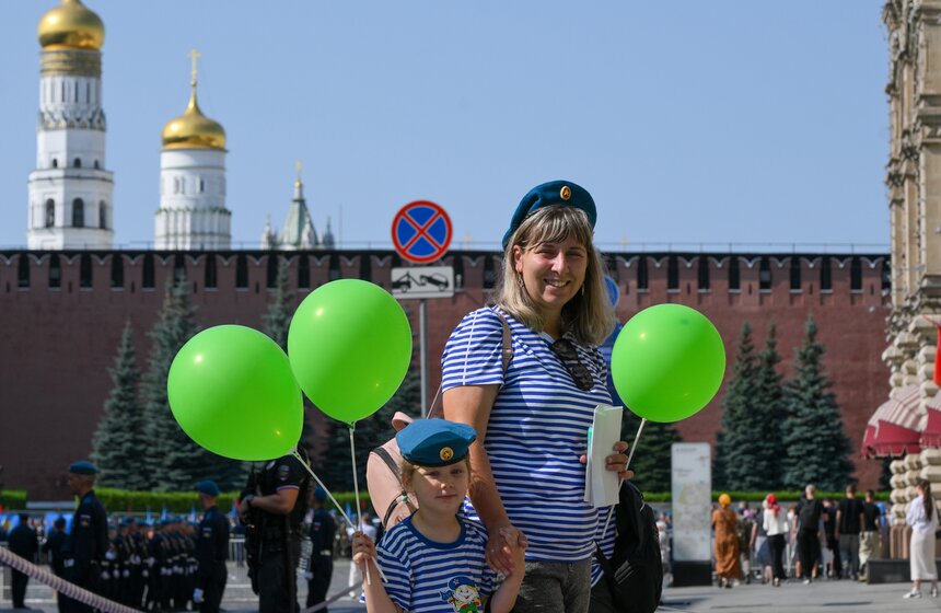 В День ВДВ в Москве прошел крестный ход и показательные выступления 9 фото