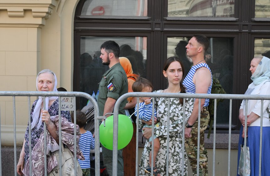 В День ВДВ в Москве прошел крестный ход и показательные выступления 14 фото