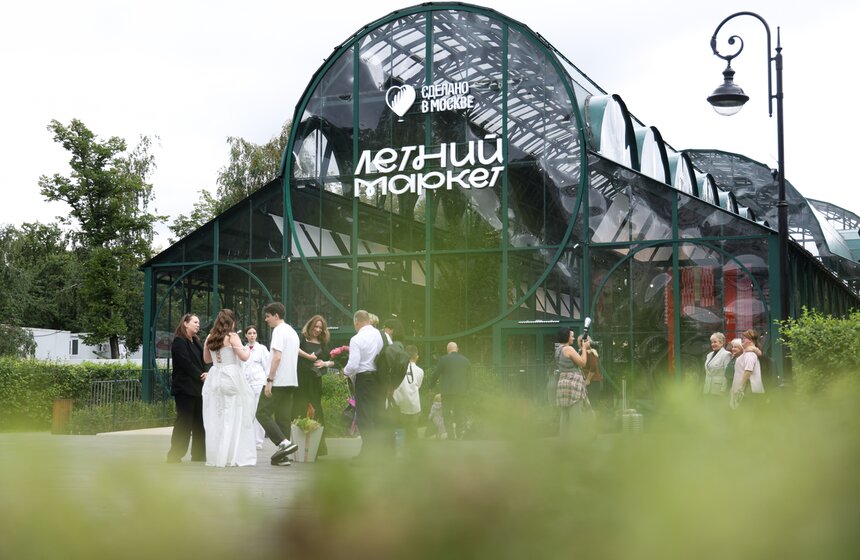 "Летний маркет" на Болотной площади стал площадкой для свадебных церемоний 1 фото