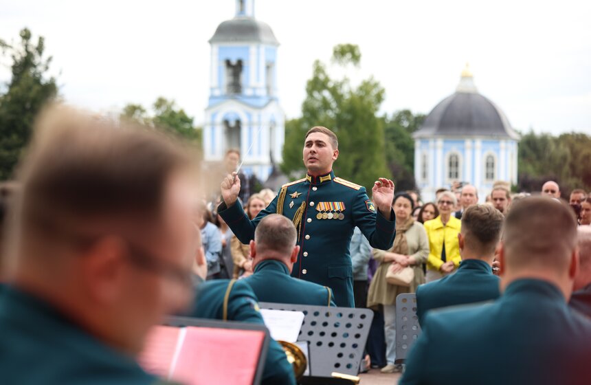 Военный оркестр МВО выступил в музее-заповеднике "Царицыно" 14 фото