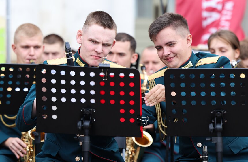 Военный оркестр МВО выступил в музее-заповеднике "Царицыно" 2 фото