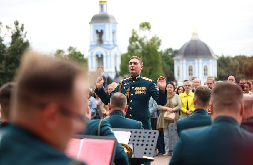Военный оркестр МВО выступил в музее-заповеднике "Царицыно" 20 фото