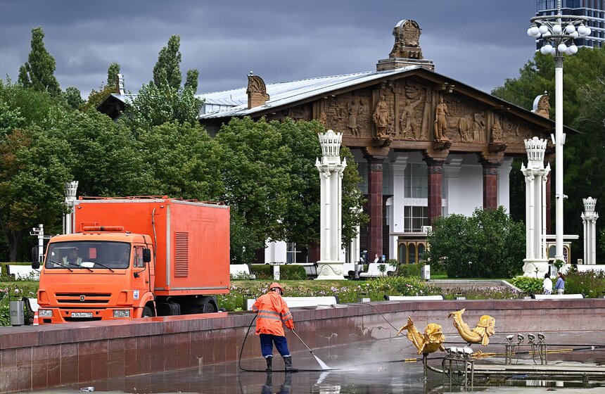 Фонтан "Дружба народов" на ВДНХ промыли перед Днем города 3 фото