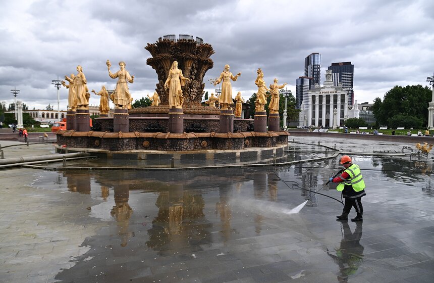 Фонтан "Дружба народов" на ВДНХ промыли перед Днем города 15 фото