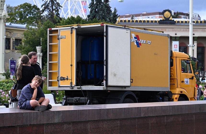 Фонтан "Дружба народов" на ВДНХ промыли перед Днем города 11 фото