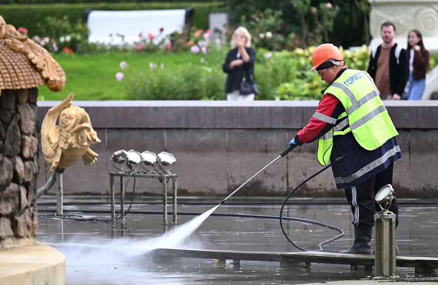 Фонтан "Дружба народов" на ВДНХ промыли перед Днем города 5 фото