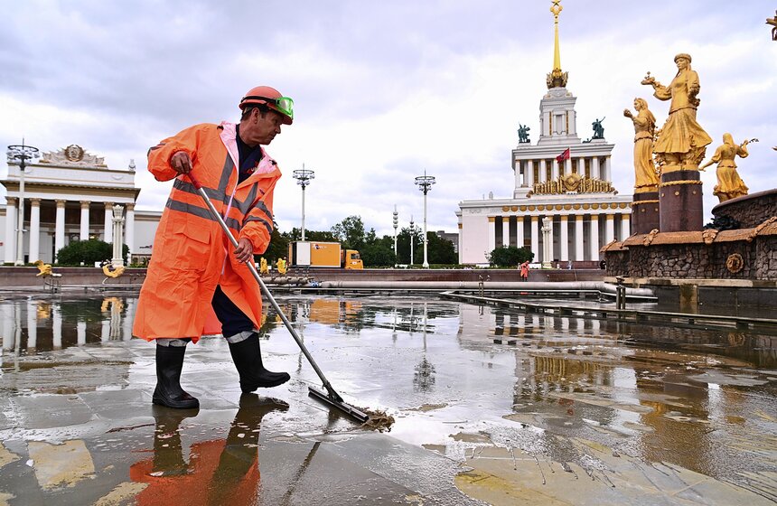 Фонтан "Дружба народов" на ВДНХ промыли перед Днем города 19 фото