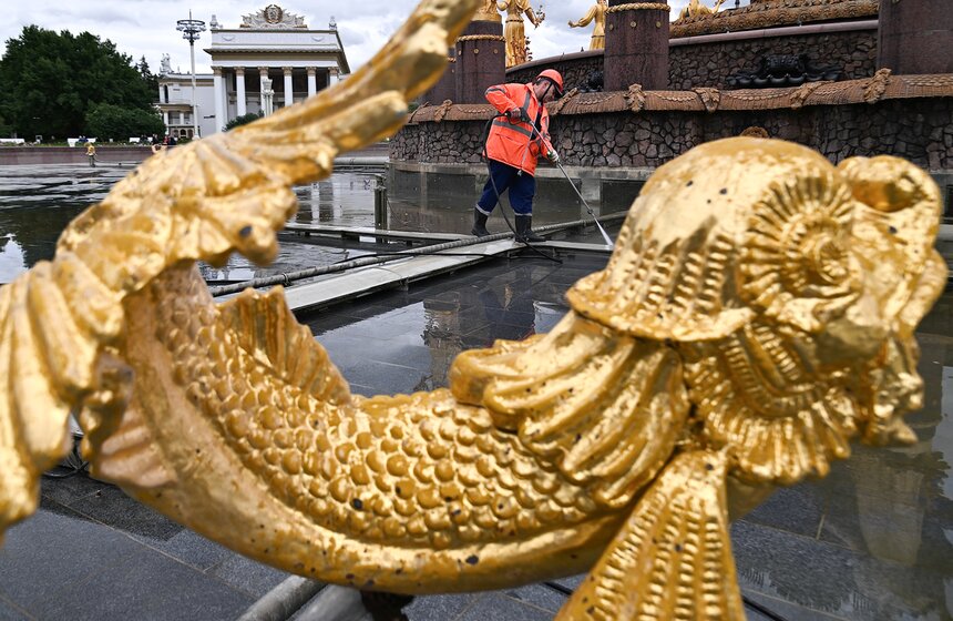 Фонтан "Дружба народов" на ВДНХ промыли перед Днем города 18 фото