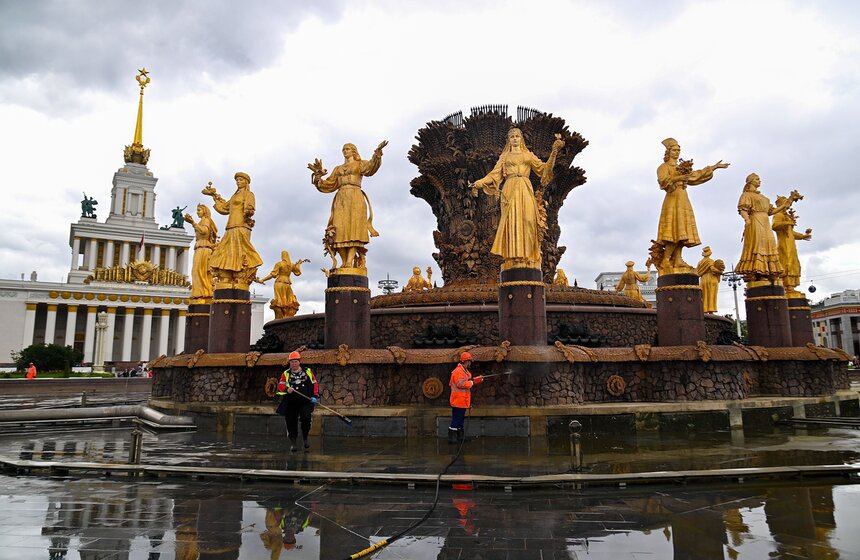 Фонтан "Дружба народов" на ВДНХ промыли перед Днем города 1 фото