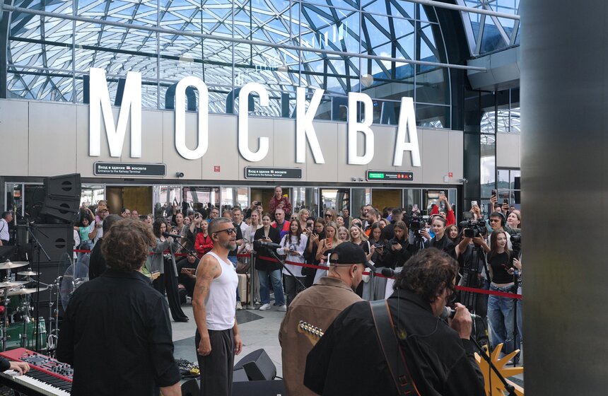 Группа Uma2rman выступила на Ленинградском вокзале в Москве 8 фото