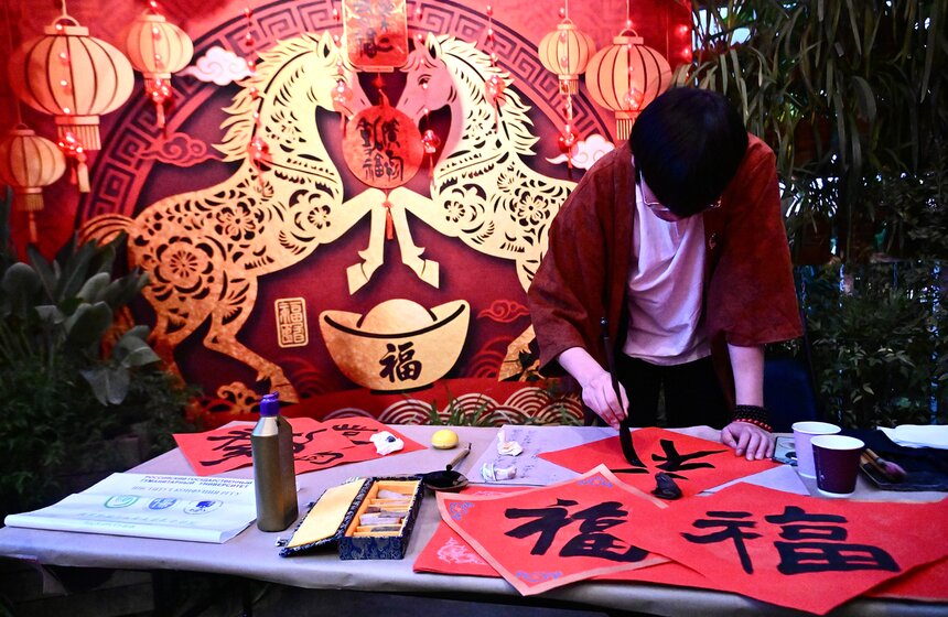 "Аптекарский огород" украсили к фестивалю китайского Нового года 15 фото