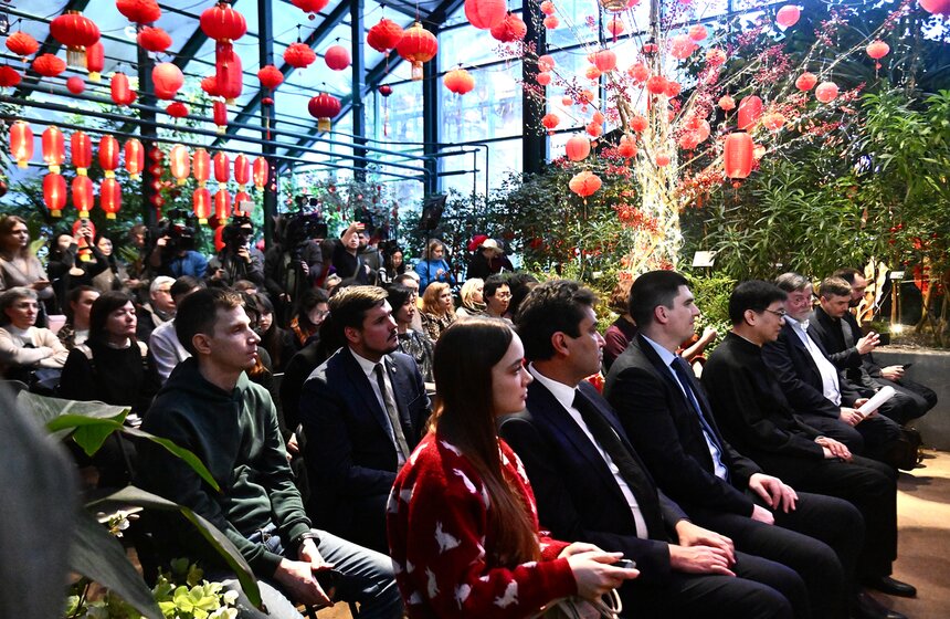 "Аптекарский огород" украсили к фестивалю китайского Нового года 4 фото