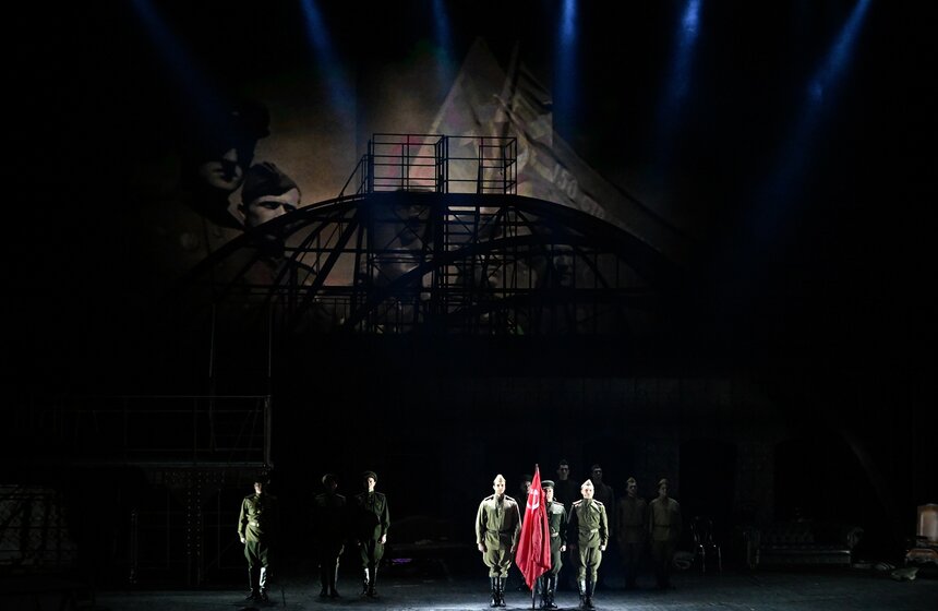 Память героев Сталинградской битвы почтили в Москве 30 фото