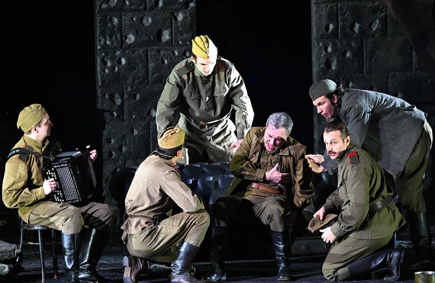 Память героев Сталинградской битвы почтили в Москве 25 фото