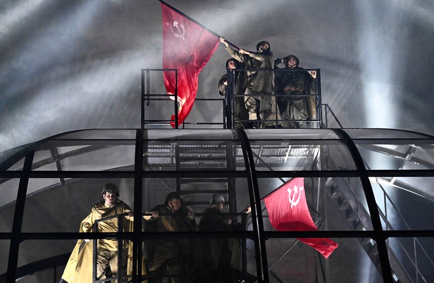 Память героев Сталинградской битвы почтили в Москве 37 фото