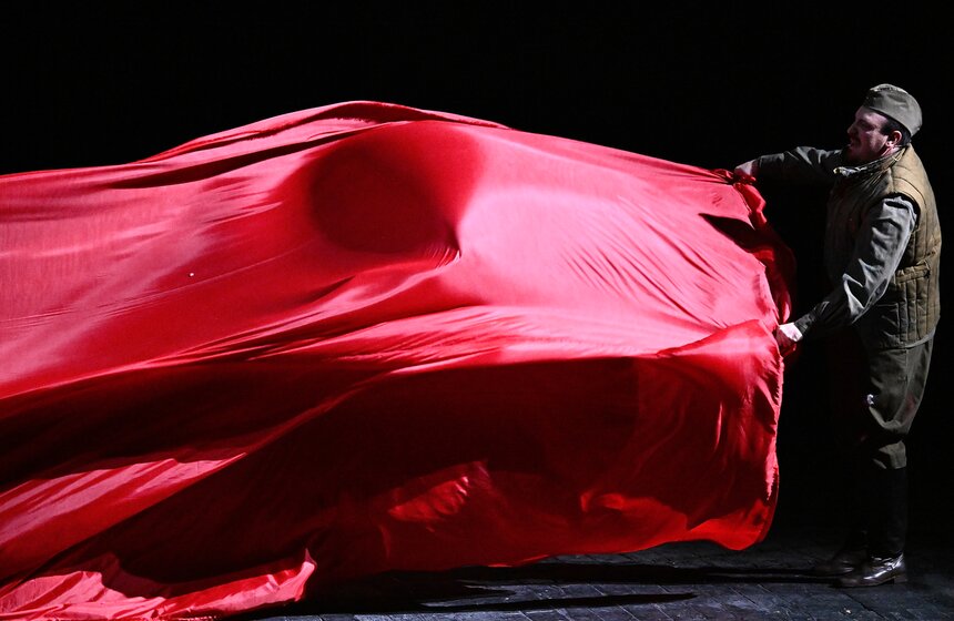 Память героев Сталинградской битвы почтили в Москве 18 фото