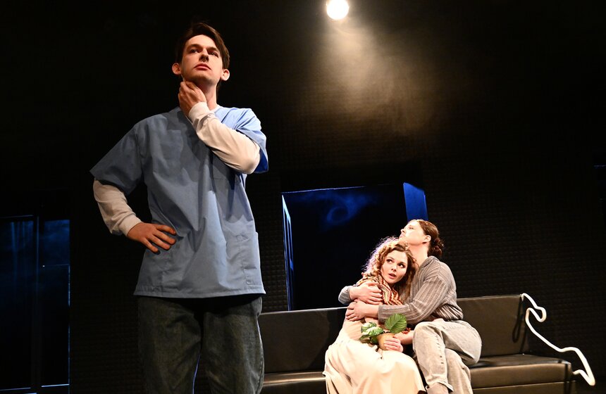 Спектакль "В тишине" по одноименной пьесе драматурга Малягина показали в Москве 30 фото