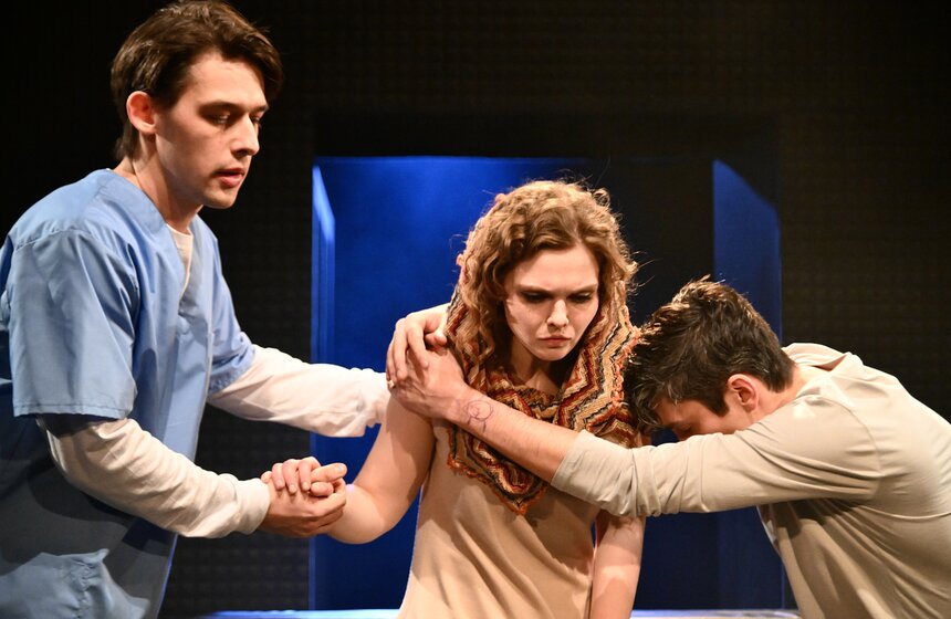 Спектакль "В тишине" по одноименной пьесе драматурга Малягина показали в Москве 28 фото