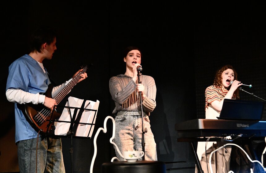 Спектакль "В тишине" по одноименной пьесе драматурга Малягина показали в Москве 35 фото