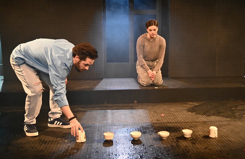 Спектакль "В тишине" по одноименной пьесе драматурга Малягина показали в Москве 33 фото
