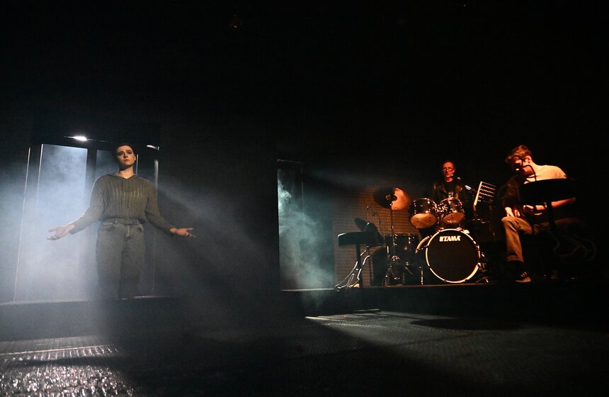 Спектакль "В тишине" по одноименной пьесе драматурга Малягина показали в Москве 32 фото