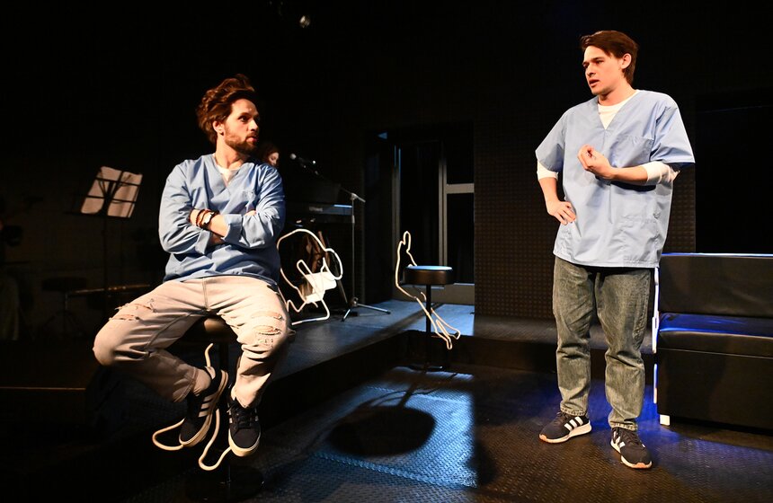 Спектакль "В тишине" по одноименной пьесе драматурга Малягина показали в Москве 25 фото