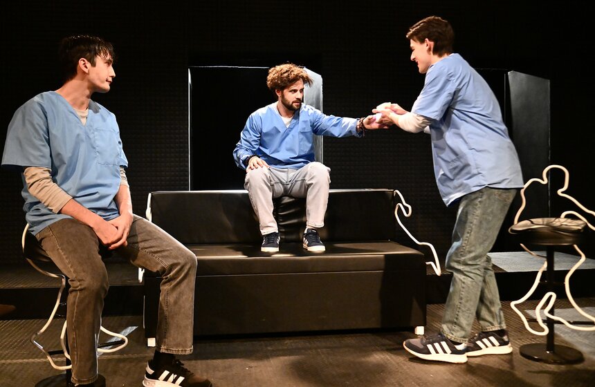 Спектакль "В тишине" по одноименной пьесе драматурга Малягина показали в Москве 14 фото