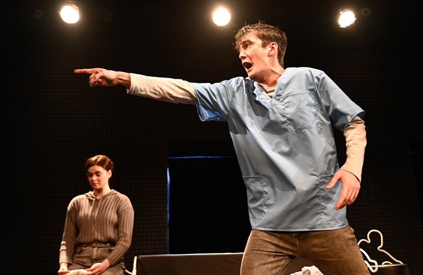 Спектакль "В тишине" по одноименной пьесе драматурга Малягина показали в Москве 19 фото