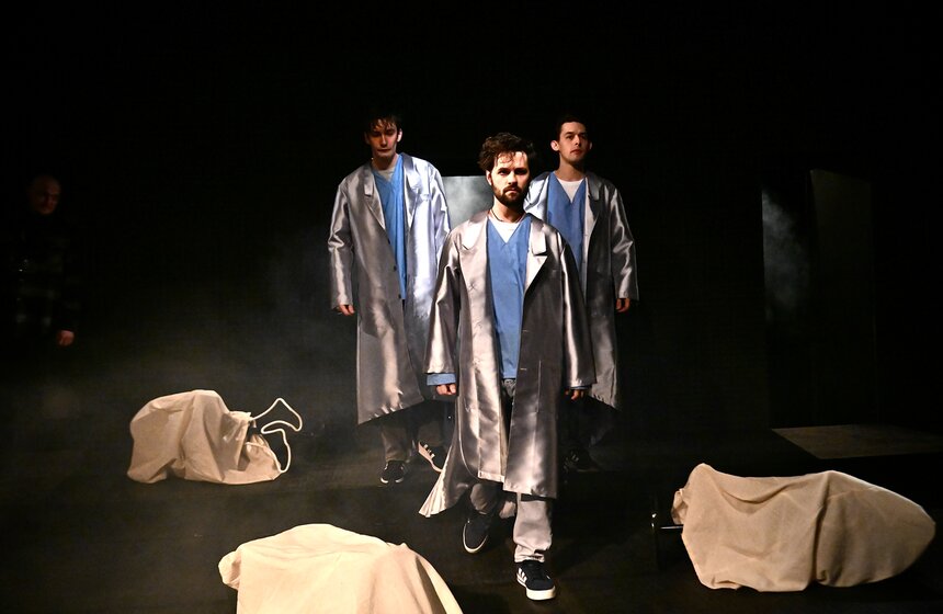 Спектакль "В тишине" по одноименной пьесе драматурга Малягина показали в Москве 2 фото