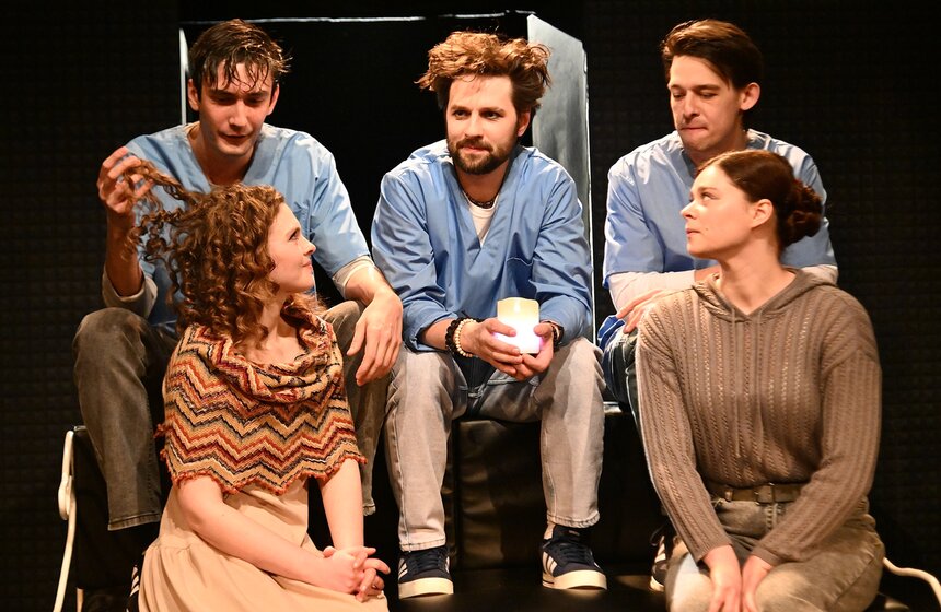 Спектакль "В тишине" по одноименной пьесе драматурга Малягина показали в Москве 15 фото