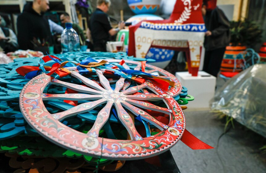 Арт-объекты для фестиваля "Масленица" начали готовить на Тверской площади 12 фото