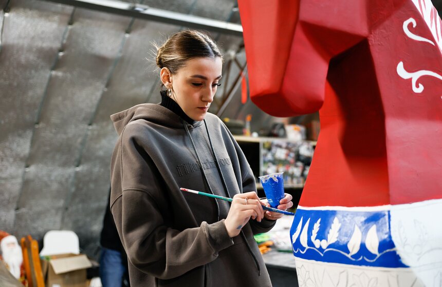 Арт-объекты для фестиваля "Масленица" начали готовить на Тверской площади 10 фото