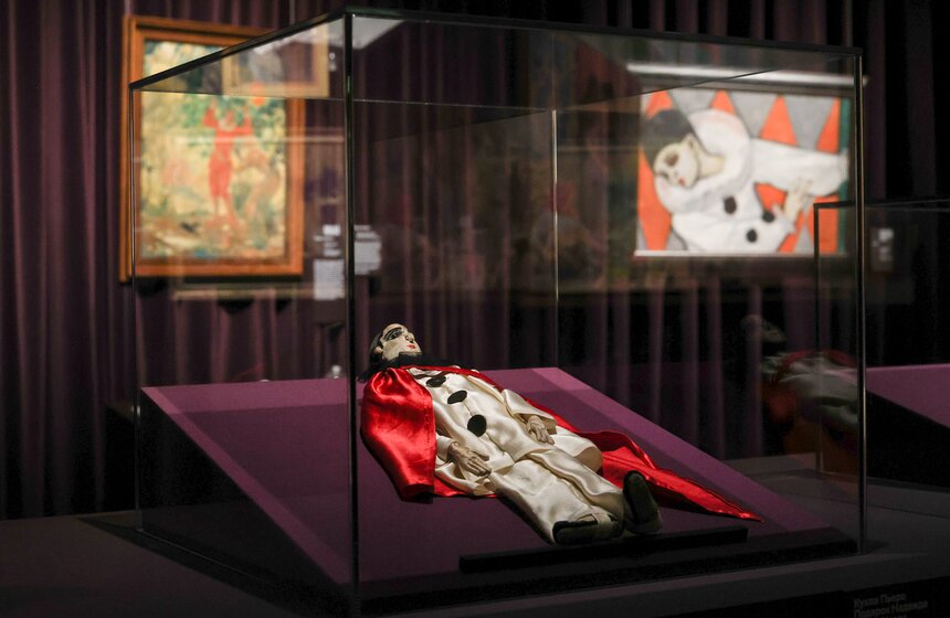 Музей русского импрессионизма представил выставку о карнавалах и маскарадах "Под маской" 14 фото