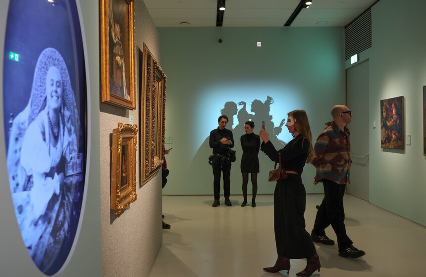 Музей русского импрессионизма представил выставку о карнавалах и маскарадах "Под маской" 20 фото