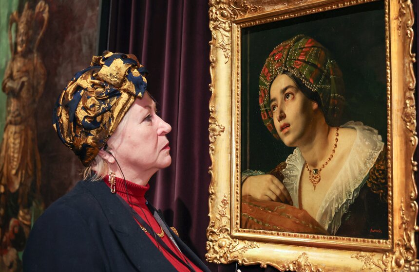 Музей русского импрессионизма представил выставку о карнавалах и маскарадах "Под маской" 25 фото