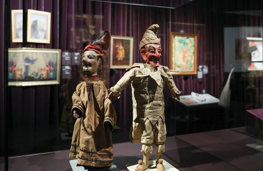 Музей русского импрессионизма представил выставку о карнавалах и маскарадах "Под маской" 12 фото