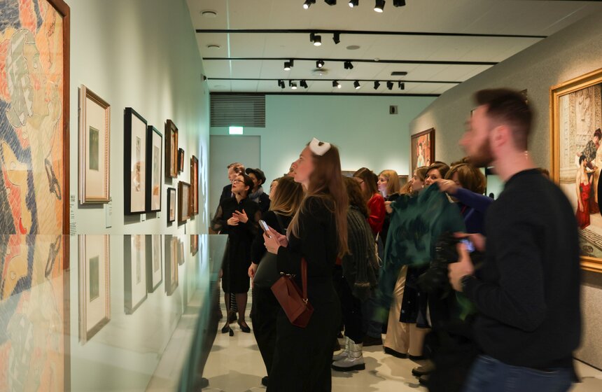 Музей русского импрессионизма представил выставку о карнавалах и маскарадах "Под маской" 33 фото