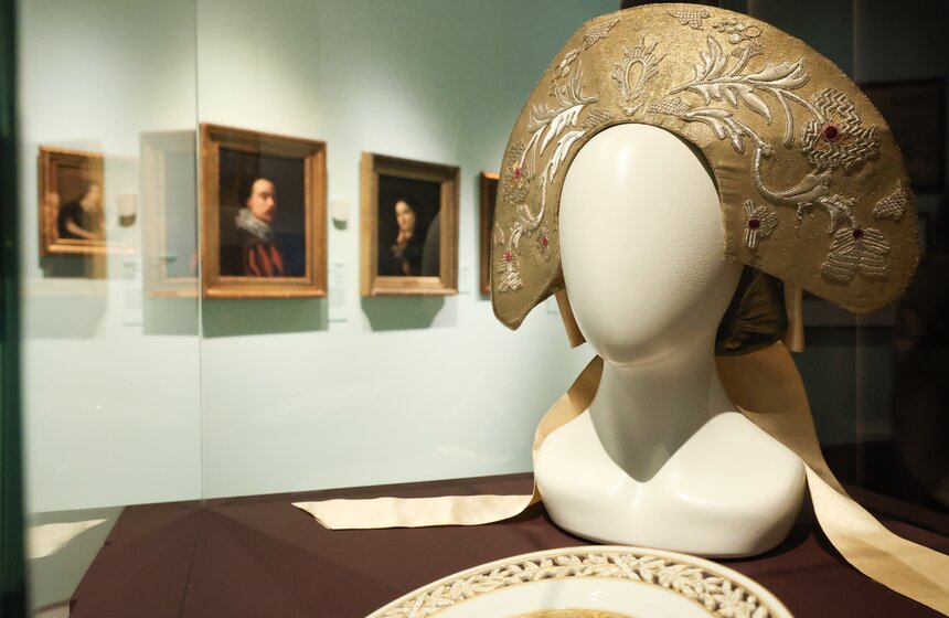 Музей русского импрессионизма представил выставку о карнавалах и маскарадах "Под маской" 13 фото