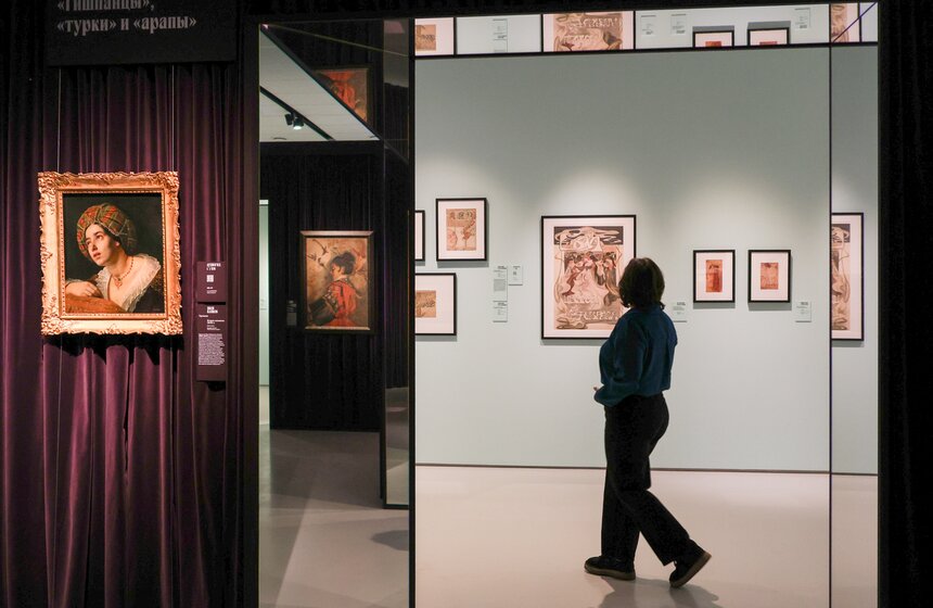 Музей русского импрессионизма представил выставку о карнавалах и маскарадах "Под маской" 27 фото