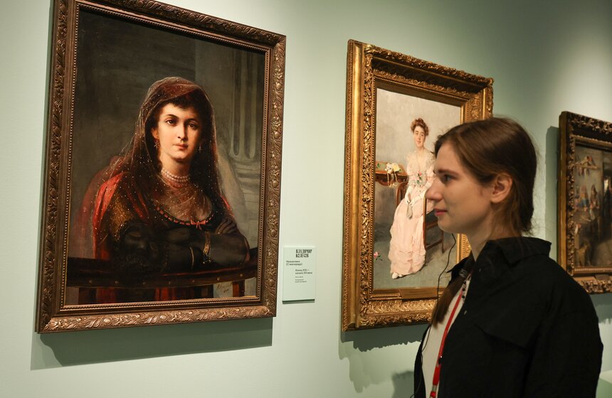 Музей русского импрессионизма представил выставку о карнавалах и маскарадах "Под маской" 23 фото