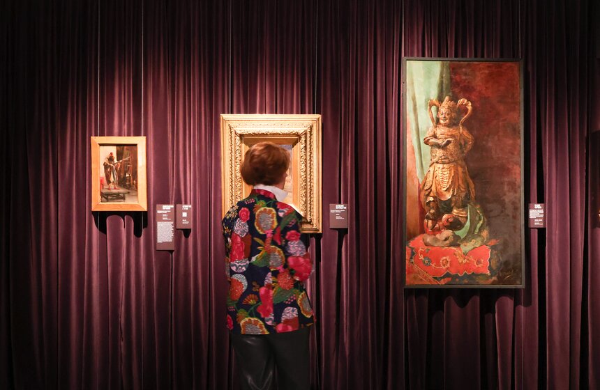 Музей русского импрессионизма представил выставку о карнавалах и маскарадах "Под маской" 35 фото