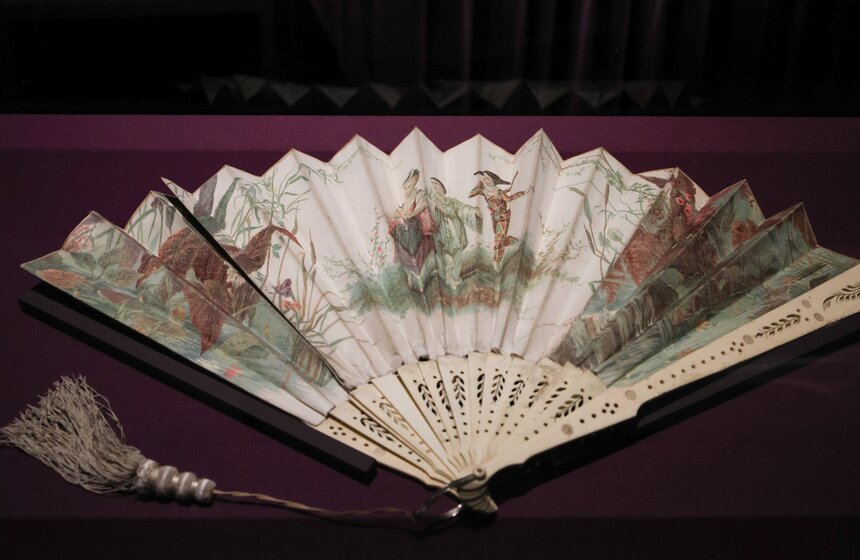 Музей русского импрессионизма представил выставку о карнавалах и маскарадах "Под маской" 16 фото