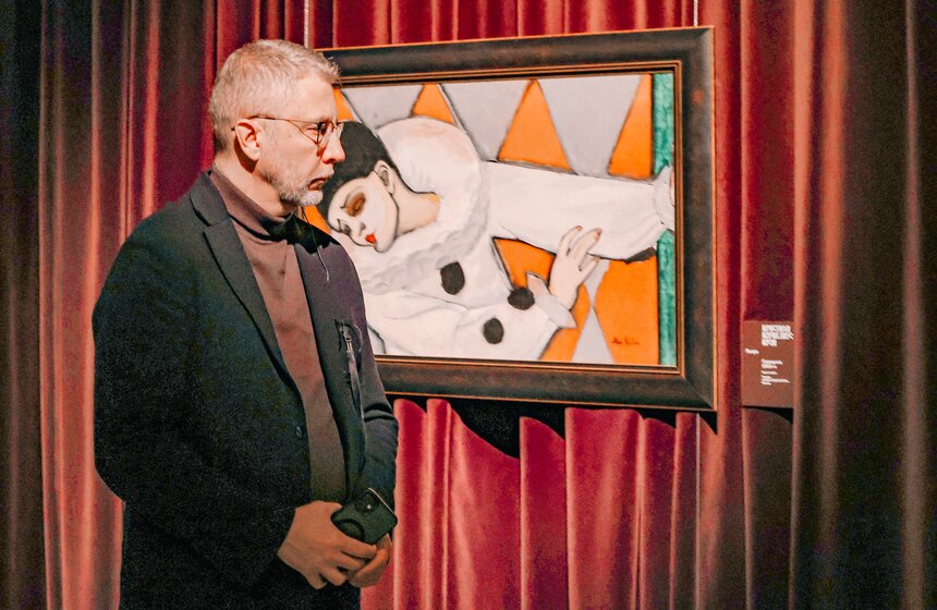 Музей русского импрессионизма представил выставку о карнавалах и маскарадах "Под маской" 31 фото