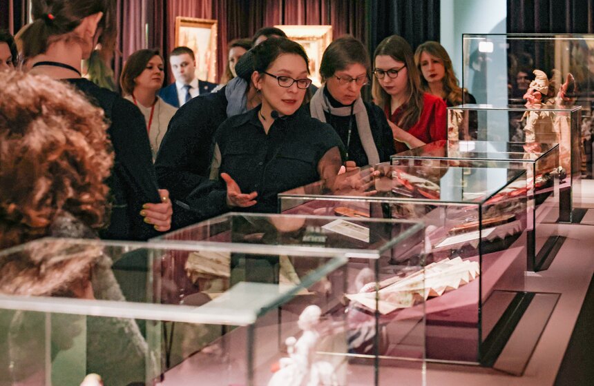 Музей русского импрессионизма представил выставку о карнавалах и маскарадах "Под маской" 30 фото