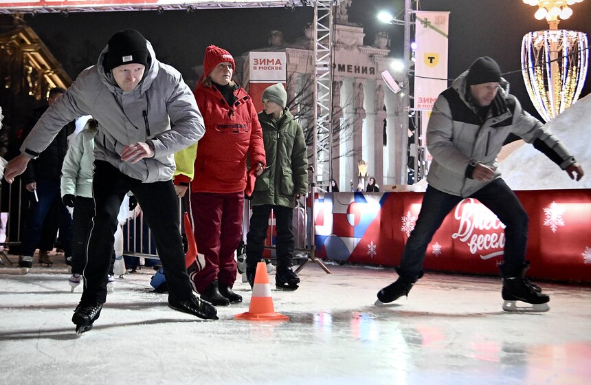 Массовый забег на коньках "Московские молнии" прошел на катке ВДНХ 16 фото