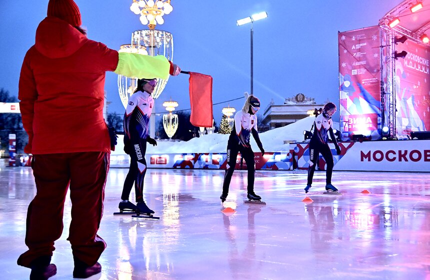 Массовый забег на коньках "Московские молнии" прошел на катке ВДНХ 2 фото