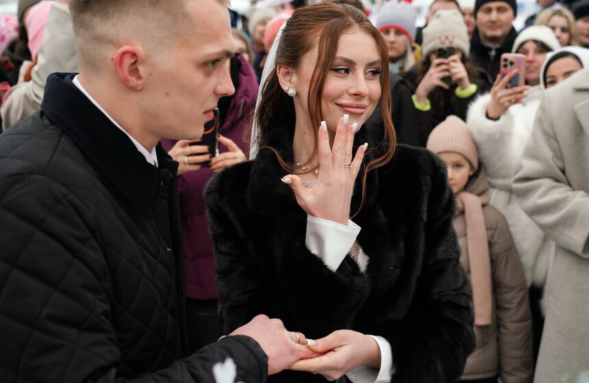 Церемонии бракосочетания впервые прошли на катке в "Лужниках" 11 фото