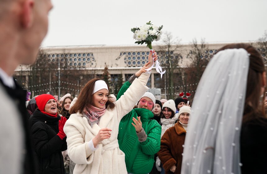 Церемонии бракосочетания впервые прошли на катке в "Лужниках" 14 фото